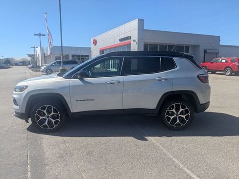 Used 2025 Jeep Compass Limited image 6