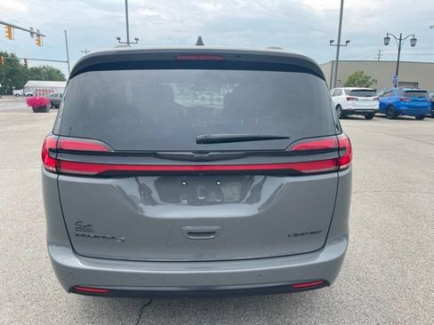 Used 2025 Chrysler Pacifica Limited FWD image 13