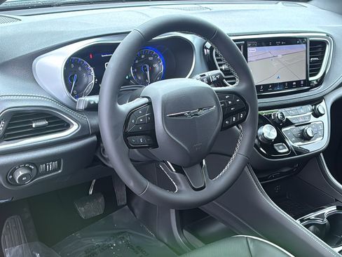 New 2026 Chrysler Pacifica Limited w/ Uconnect Theater Family Group image 23