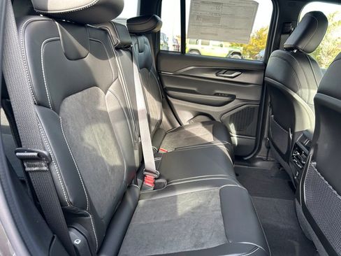 New 2025 Jeep Grand Cherokee Altitude image 23