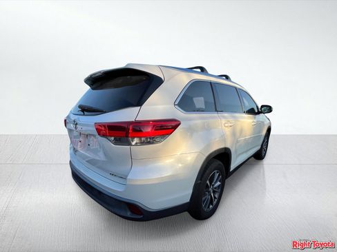 Used 2019 Toyota Highlander XLE AWD/4WD image 4