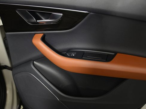 Used 2023 Audi Q7 Premium w/ Convenience Package image 24