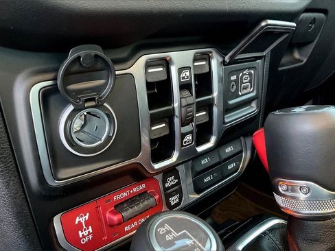 Used 2025 Jeep Wrangler Unlimited Rubicon w/ Technology Group image 23