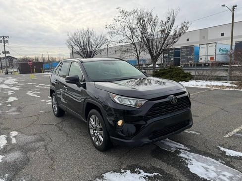 Used 2019 Toyota RAV4 XLE Premium image 2
