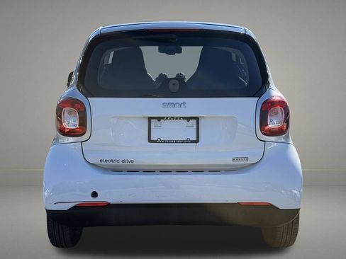 Used 2017 smart fortwo pure image 4