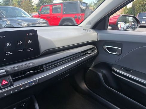Used 2025 Kia K4 LXS FWD image 35