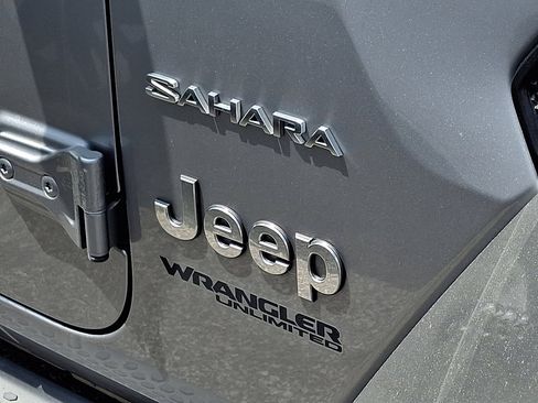 Used 2019 Jeep Wrangler Unlimited Sahara AWD/4WD image 4