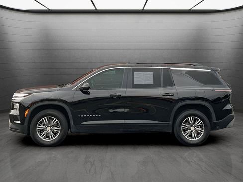 Used 2025 Chevrolet Traverse LT image 2