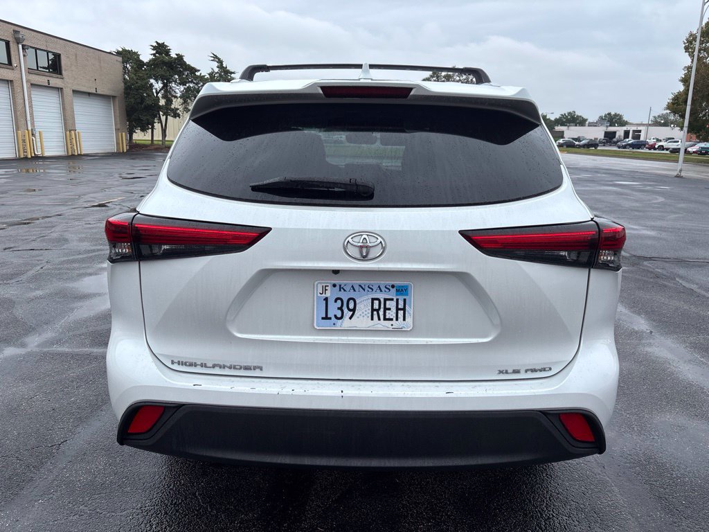 Used 2022 Toyota Highlander XLE AWD/4WD image 4