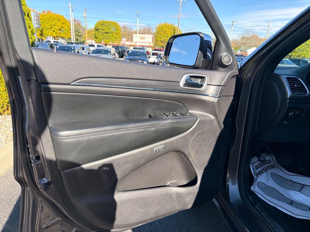 Used 2019 Jeep Grand Cherokee Limited AWD/4WD image 14