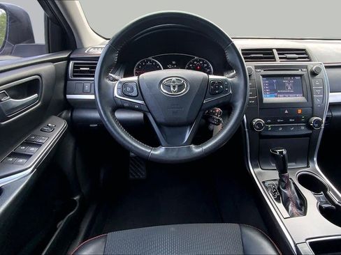 Used 2017 Toyota Camry SE w/ Moonroof Package FWD image 6