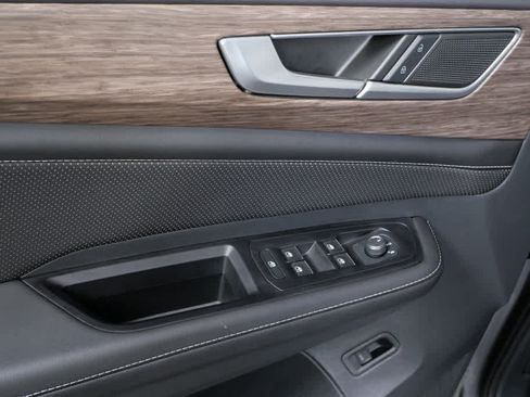 Used 2025 Volkswagen Atlas SEL image 9