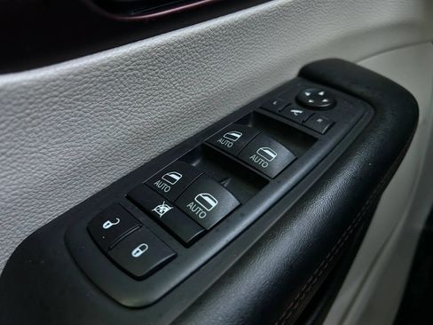 Used 2020 Chrysler Pacifica Limited FWD image 24