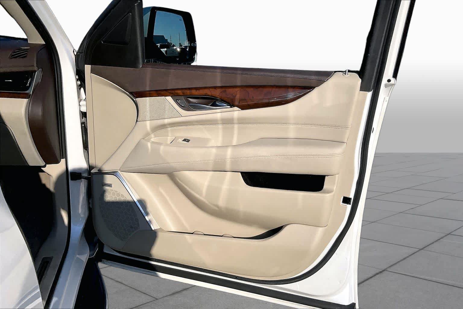 Used 2017 Cadillac Escalade Luxury RWD image 22