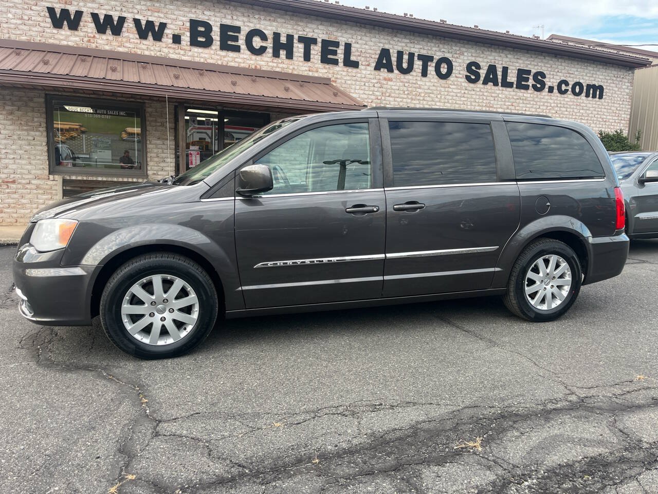 Used 2015 Chrysler Town & Country Touring FWD image 1