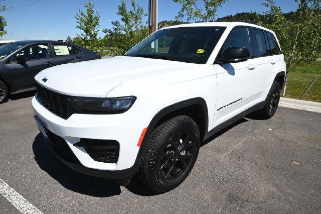 Used 2024 Jeep Grand Cherokee Altitude AWD/4WD image 16