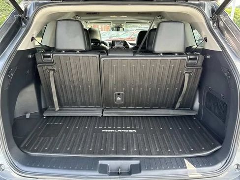 Used 2021 Toyota Highlander XLE AWD/4WD image 14