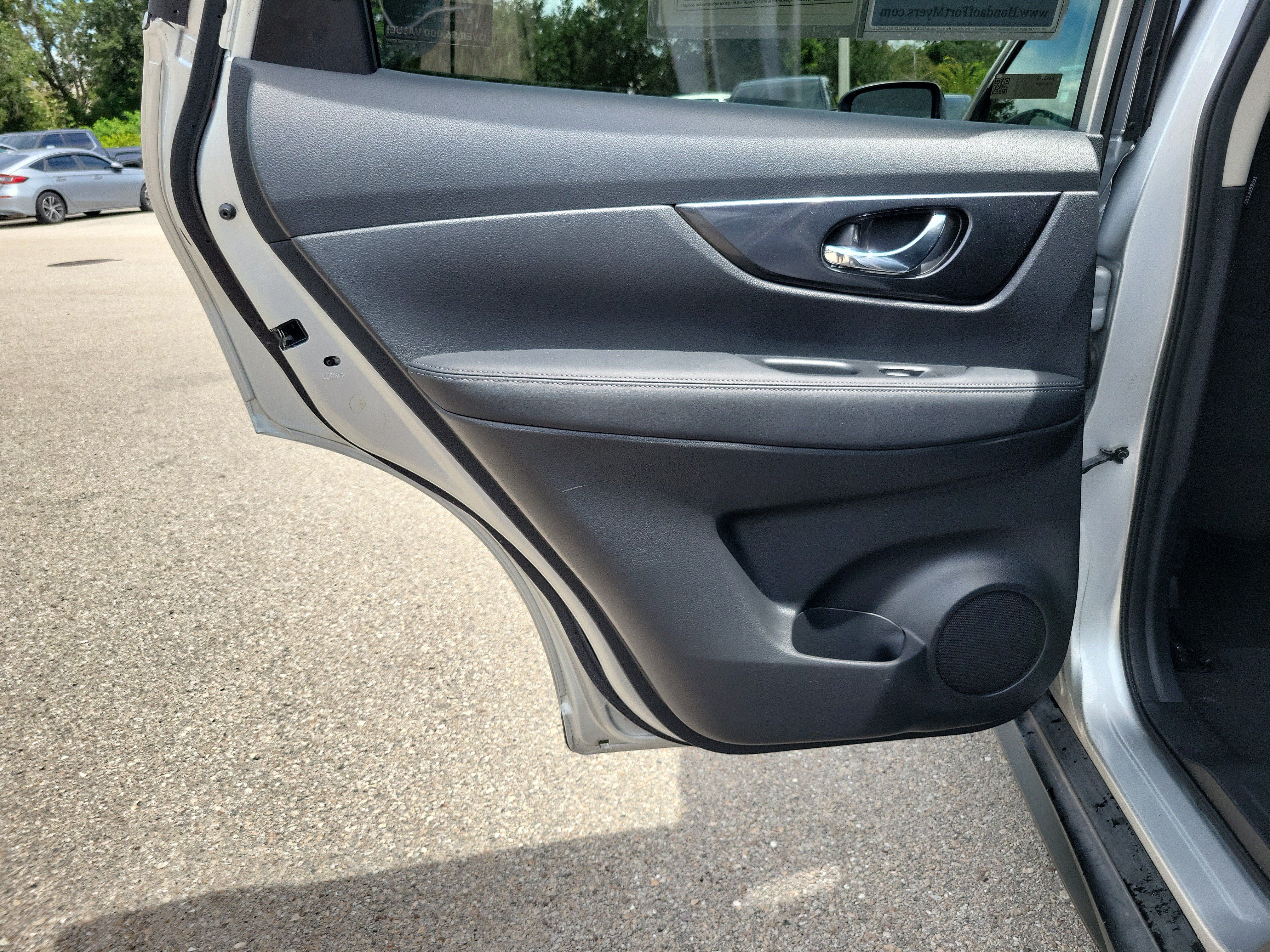 Used 2018 Nissan Rogue SV AWD/4WD image 15