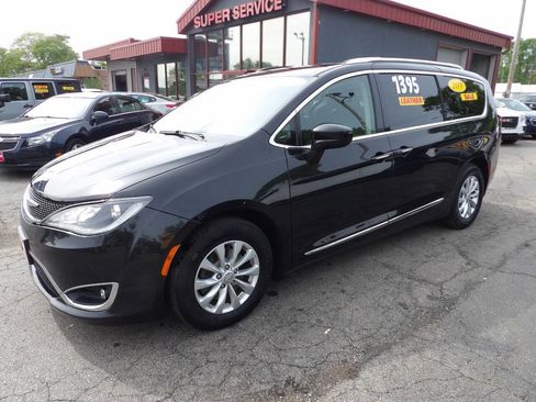 Used 2019 Chrysler Pacifica Touring-L FWD image 1