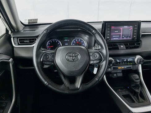 Used 2019 Toyota RAV4 LE FWD image 17