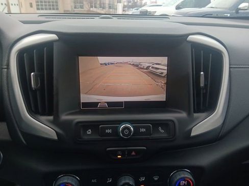 Used 2024 GMC Terrain SLE w/ Driver Convenience Package image 17