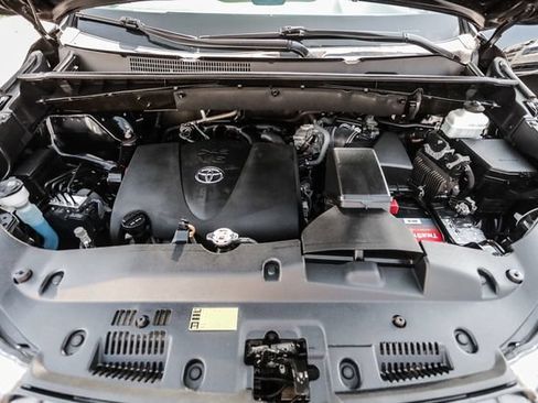 Used 2019 Toyota Highlander XLE AWD/4WD image 65