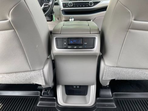 Used 2019 Toyota Highlander Plus AWD/4WD image 27
