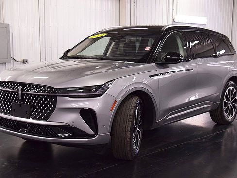 Used 2024 Lincoln Nautilus Reserve image 3