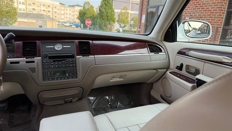Used 2003 Lincoln Town Car Executive RWD image 24