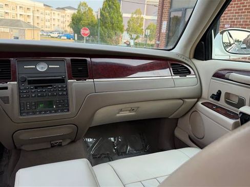 Used 2003 Lincoln Town Car Executive RWD image 24