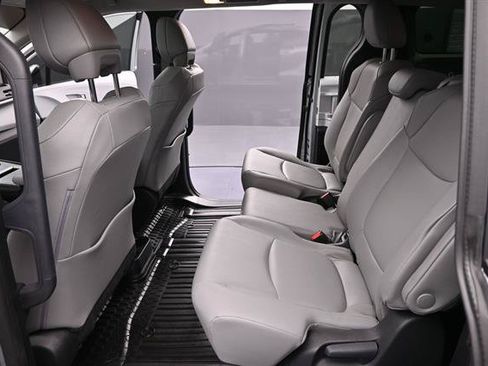 Used 2025 Toyota Sienna XLE FWD image 17