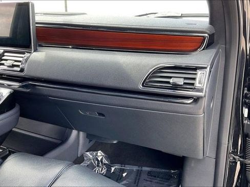 Used 2024 Lincoln Navigator Reserve image 19