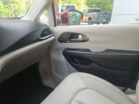 Used 2017 Chrysler Pacifica Touring-L w/ Tire & Wheel Group FWD image 21