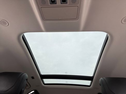 Used 2020 Land Rover Defender 110 SE image 13