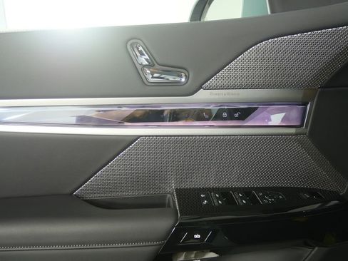 Used 2025 BMW 740i w/ Premium Package RWD image 8