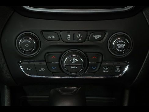 Used 2021 Jeep Cherokee Trailhawk AWD/4WD image 26