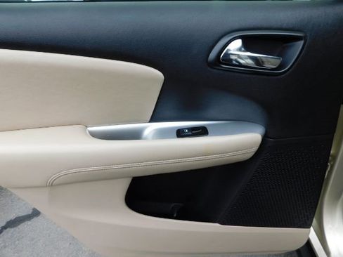 Used 2011 Dodge Journey Mainstreet w/ Flexible Seating Group image 13