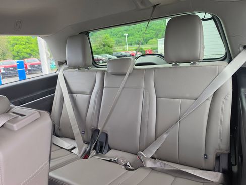 Used 2018 Ford Expedition XLT w/ Equipment Group 202A AWD/4WD image 15