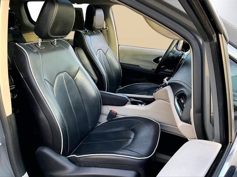 Certified 2023 Chrysler Pacifica Limited image 24