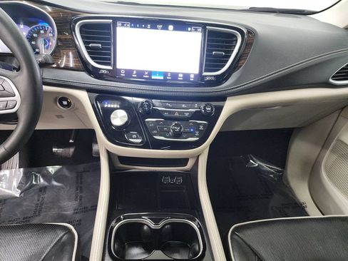 Used 2023 Chrysler Pacifica Limited FWD image 17
