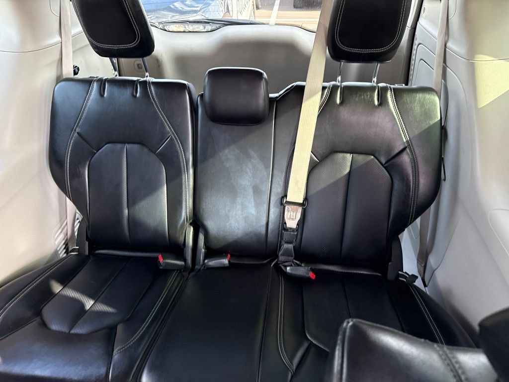 Used 2023 Chrysler Pacifica Touring-L FWD image 12