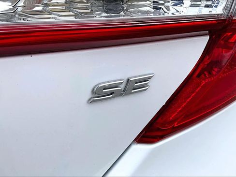 Used 2014 Toyota Camry SE FWD image 9