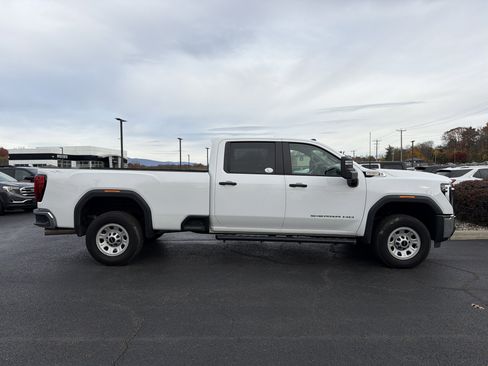 Used 2024 GMC Sierra 2500 Pro w/ Convenience Package image 4