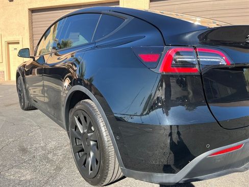 Used 2022 Tesla Model Y Long Range AWD/4WD image 23