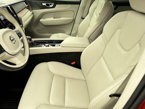 Used 2021 Volvo XC60 T6 Momentum w/ Premium Package image 14