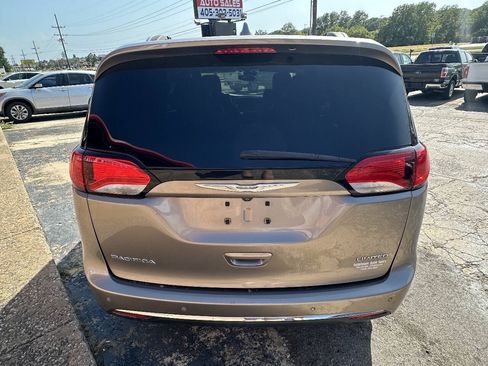 Used 2017 Chrysler Pacifica Limited FWD image 6