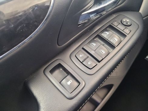 Used 2016 Chrysler Town & Country Touring image 27