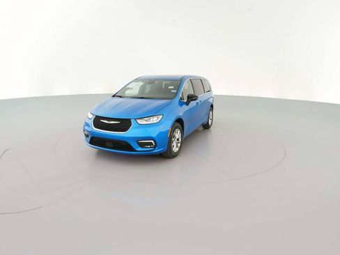 New 2026 Chrysler Pacifica Limited image 3