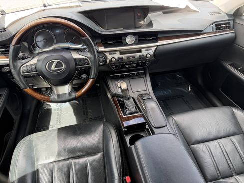 Used 2016 Lexus ES 350 w/ Luxury Package w/Wood Trim image 11
