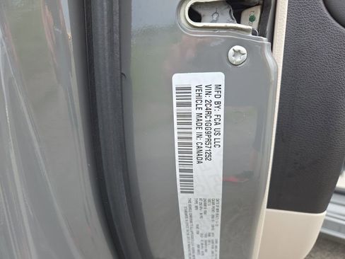 Used 2023 Chrysler Pacifica Limited FWD image 36
